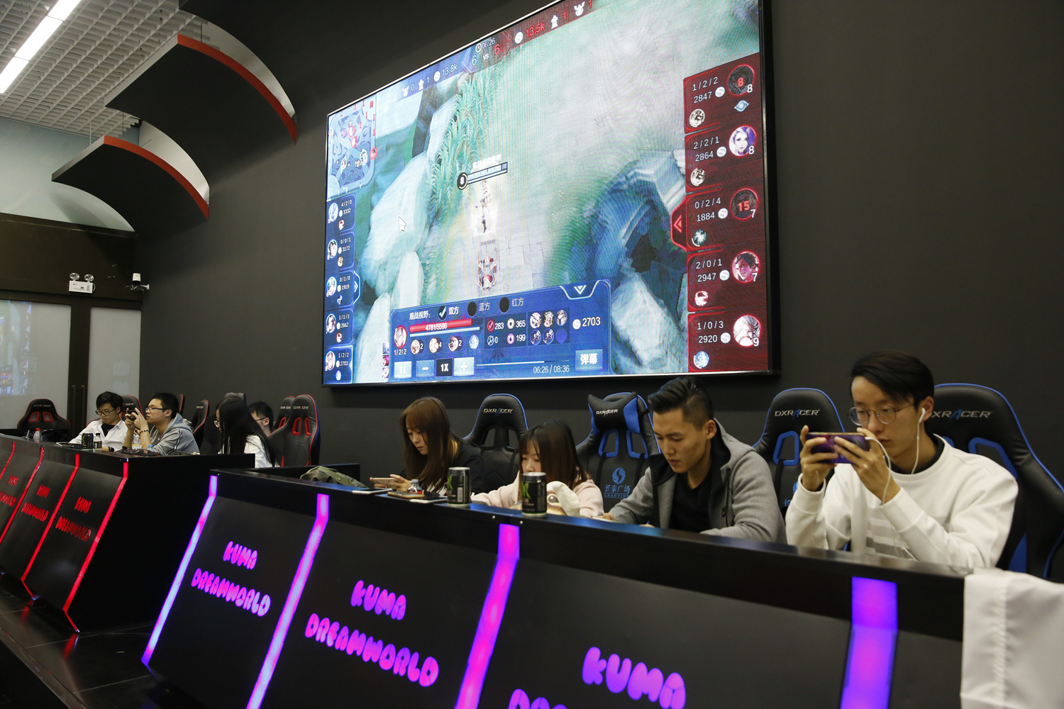 刚刚LSB官宣了原AD选手Envyy的离队，以及新AD选手Teddy的加入